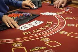 Studio permainan live-dealer penyujitu dengan dealer profesional