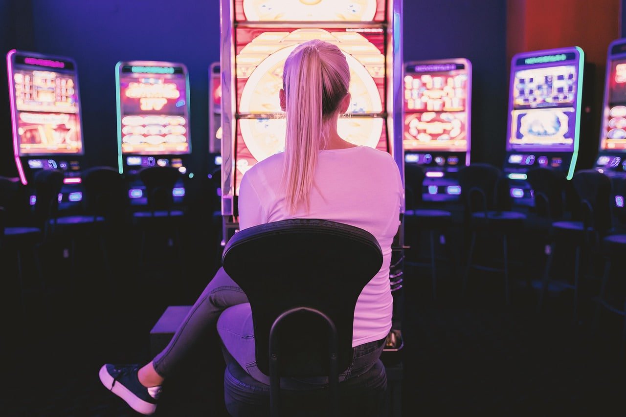 Tangkapan layar aplikasi penyujitu menampilkan meja live kasino dan pasar sportsbook